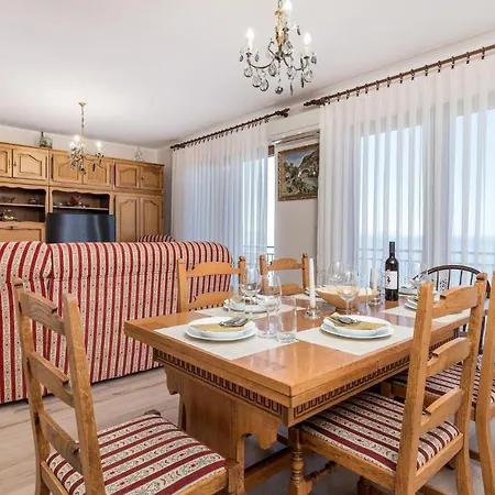 Apartment 4 Bedroom In