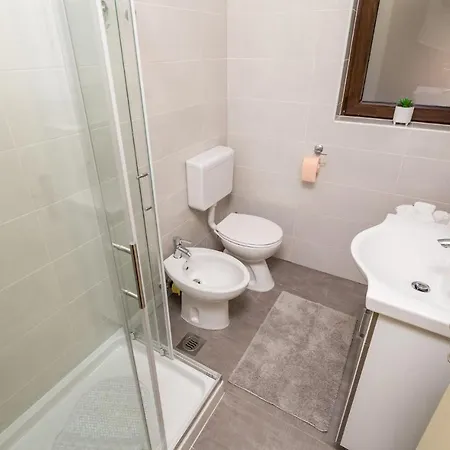4 Bedroom In Apartment *